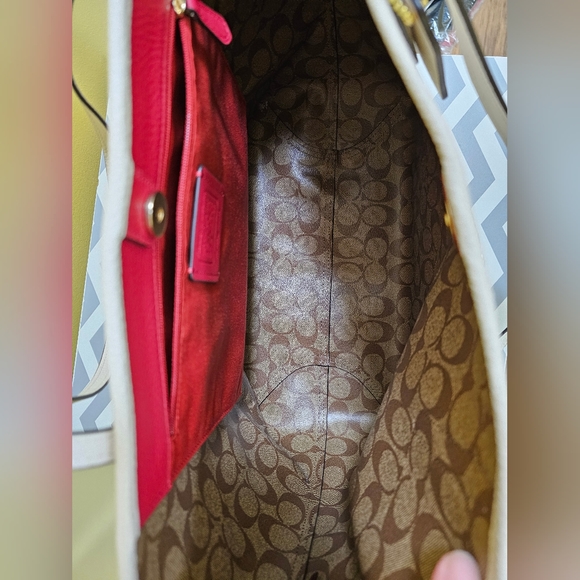 Disney X Coach City Tote Cruella Motif - Picture 5 of 17